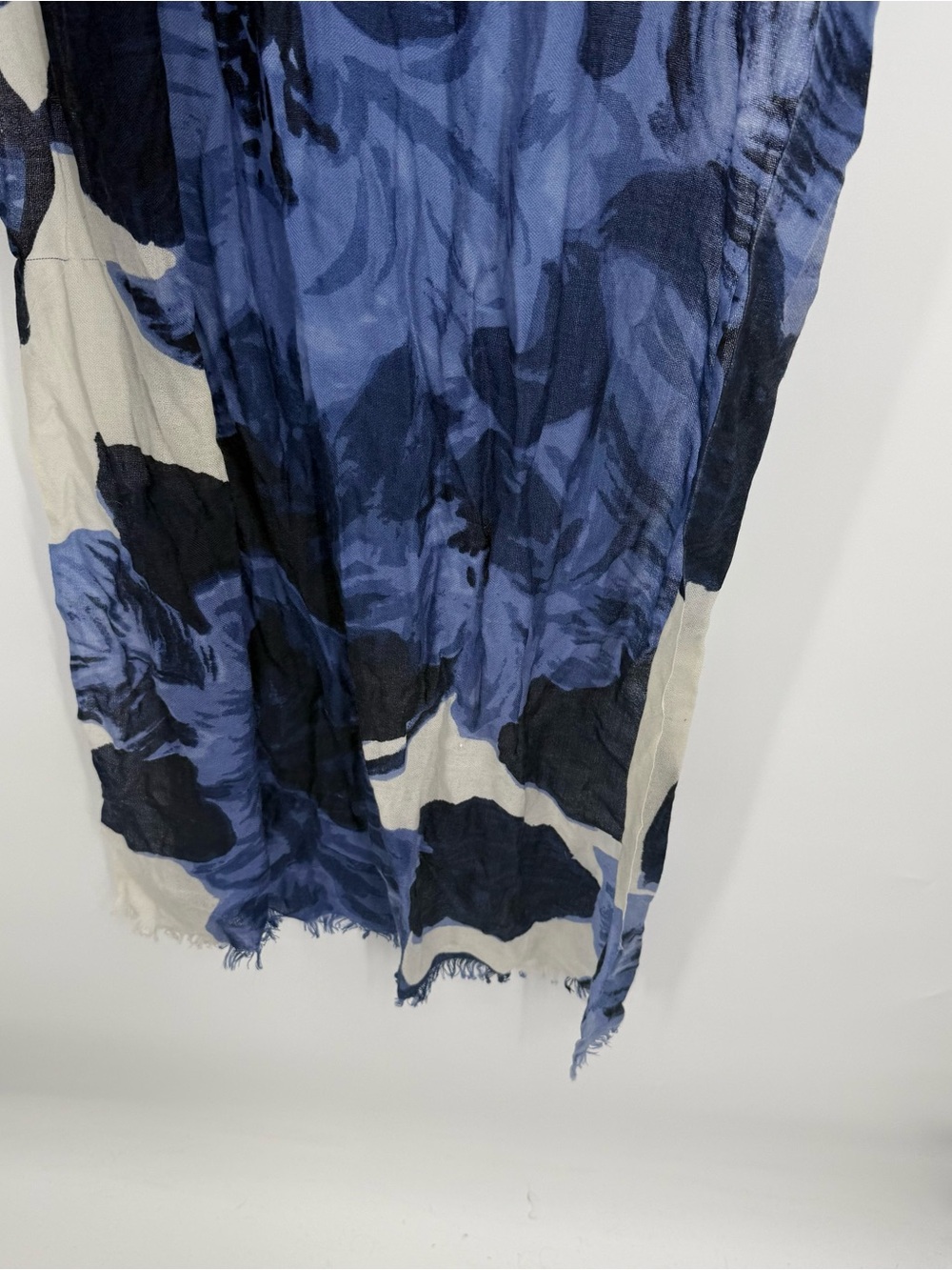 Neiman Marcus Blue Floral Lightweight Merino Wool Scarf Wrap One Size Accessory - Picture 10 of 12